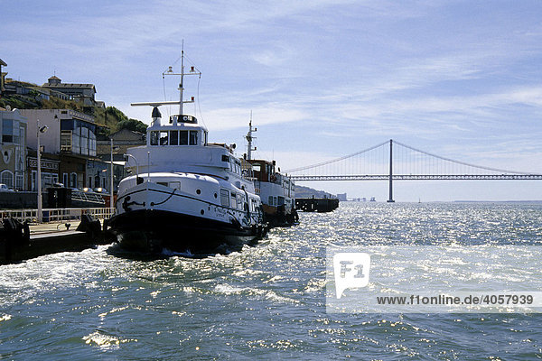Schiffsfahrt mit der Fähre vom Cais do Sodre nach Cacilhas am anderen Tejo Flussufer  dahinter Ponte 25 de Abril  Hängebrücke  Cacilhas  Lissabon  Portugal  Europa