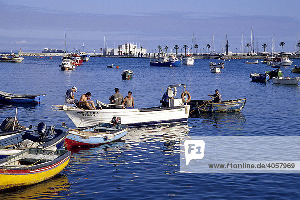 Porto de Pesca  Boote im Hafen von Cascais  ein Fischerdorf  zusammengewachsen mit Estoril  Lissabon  Portugal  Europa