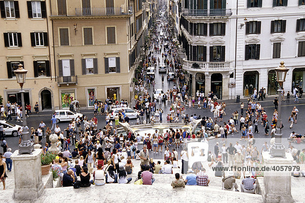 Menschen bevölkern Spanische Treppe  Piazza di Spagna  Scalinata della Trinita dei Monti  Blick von oben auf die Via dei Condotti  Rom  Italien  Europa