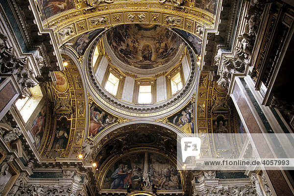 Santa Maria Maggiore  Patriarchalbasilika  Innenraum mit Kuppel und Deckendekoration  Rom  Italien  Europa