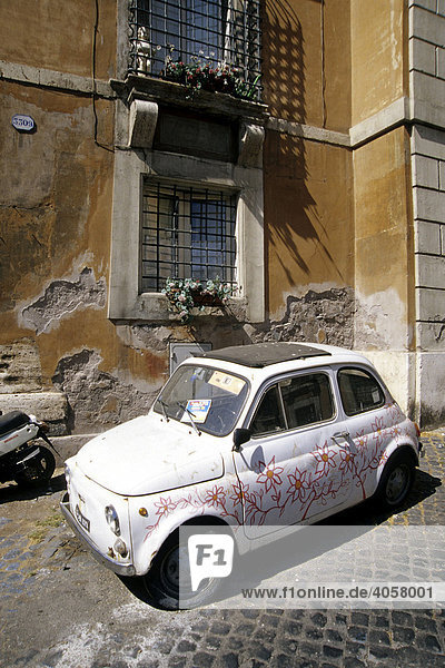 Weißes Auto  Fiat 500  mit Blumen bemalt  Rom  Italien  Europa