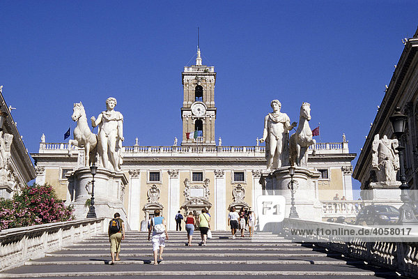 Touristen am Piazza del Campidoglio  die Dioskuren Castor und Pollux flankieren die Cordonata  den Aufgang zum Kapitol  Palazzo Senatorio  Rom  Italien  Europa