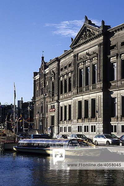 Allard Pierson Museum  Fassade am Oude Turfmarkt  Boote im Kanal  Amsterdam  Nord-Holland  Niederlande  Europa