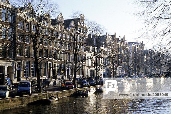 Grachtenhäuser im Winter  Blick von Rozengracht auf Prinsengracht  Kanal in der Innenstadt  Amsterdam  Nord-Holland  Niederlande  Europa