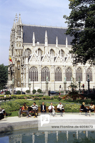 Notre Dame du Sablon Kirche  Zavel Kerk  kleiner Park mit Teich in Grünanlage  Place du Petit Sablon  Kleine Zavel  Brüssel  Belgien  Benelux  Europa