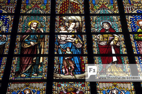 Notre Dame du Sablon Kirche  Zavel Kerk  Bleiglas Fenster mit religiösen Darstellungen  Place du Petit Sablon  Kleine Zavel  Brüssel  Belgien  Benelux  Europa