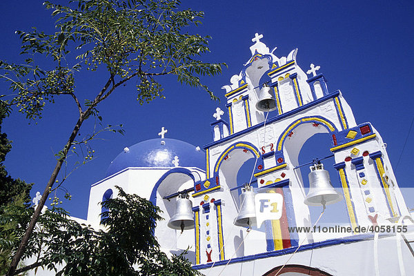 Bunte Kirche im Ort Potamos  Santorin  Santorini  Insel Thirasia  Kykladen  Ägäis  Mittelmeer  Griechenland  Europa
