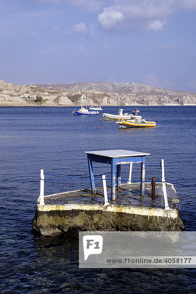 Tisch auf dem Meer  im Süden der Insel am Akrotiri Strand  Akrotiri  Insel Santorin  Santorini oder Thira  Kykladen  Ägäis  Mittelmeer  Griechenland  Europa