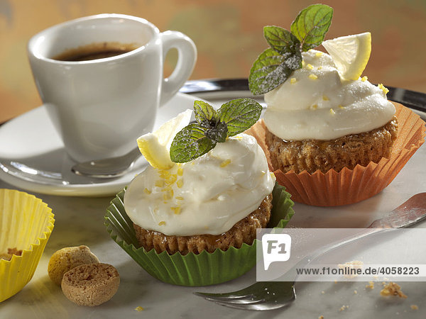 Amarettini-Muffins mit Frischkäse und Tasse Kaffee - Rezeptdatei vorhanden