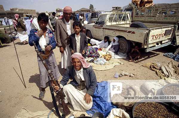 Jemeniten  Gewehr  Suk at Talah  Sadah  Jemen  Naher Osten