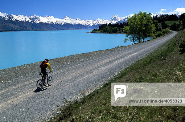 Mountainbiker  Lake Pukaki  Southern Alps  Twizel  South Island  New Zealand