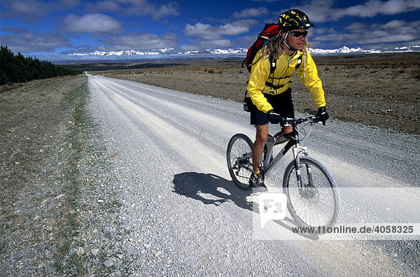 Mountainbiker  Lindis Pass  South Island  New Zealand