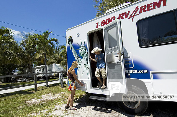 Frau und Kind mit Campervan auf Boyd's Campground in Key West  Florida  USA