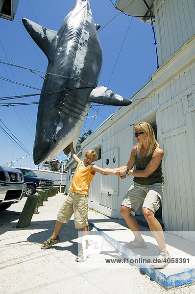 Frau und Kind mit Attrappe eines Weißen Hais  Islamorada  Florida Keys  Florida  USA