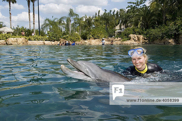 Frau schwimmt mit Delfin (Tursiops truncatus)  Discovery Cove  Orlando  Florida  USA  Nord America