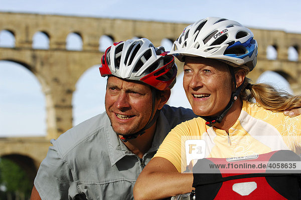 Radfahrer vor Aquädukt  Pont du Gard  Provence  Frankreich  Europa