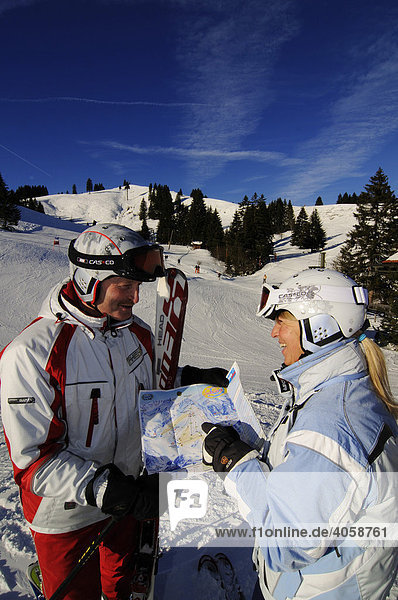 Pärchen beim Kartenlesen  Rankenlift  Skigebiet Sudelfeld  Bayrische Alpen  Bayern  Deutschland  Europa