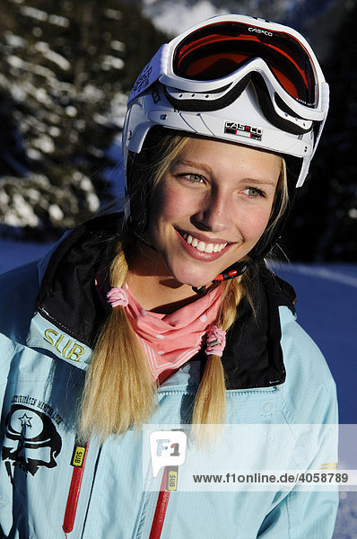 Hübsche Skifahrerin mit Helm