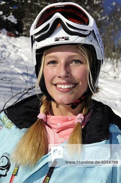 Hübsche Skifahrerin mit Helm