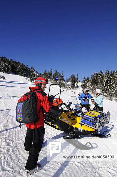 Skifahrer und Skiwacht mit Ski-doo im Skigebiet Spitzing  Bayrische Alpen  Oberbayern  Deutschland  Europa