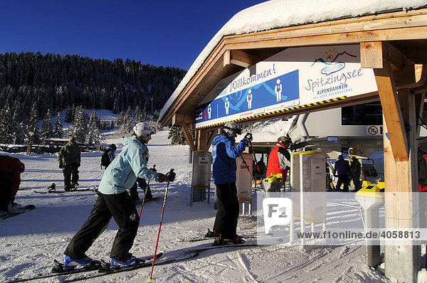 Skiers at the Stuempfling Express-Bahn  ski area Spitzing  Bavarian Alps  Upper Bavaria  Germany  Europe