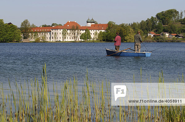 Fischer auf dem Seeoner See  Kloster Seeon  Chiemgau  Bayern  Deutschland  Europa