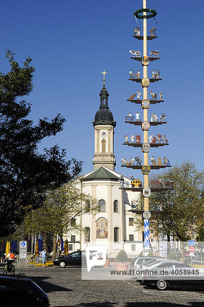 Maibaum und Kirche Stadtplatz Traunstein Chiemgau Bayern Deutschland Europa