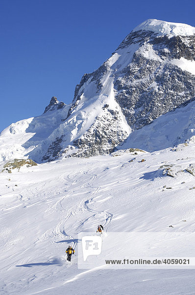 Skifahrer am Plateau Rosa  Testa Grigia  Zermatt  Wallis  Schweiz  Europa