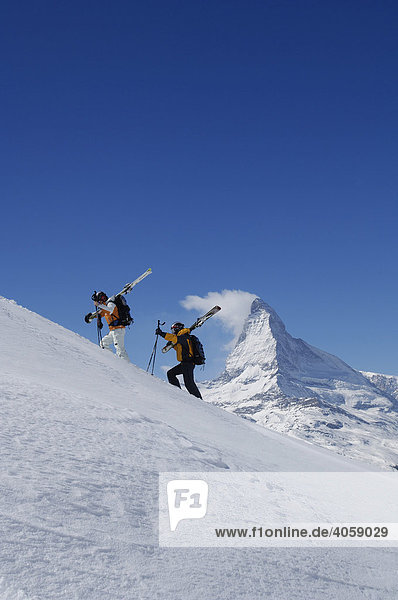 Skiers  Freeriders carrying skis on the Gifthittli  Mount Matterhorn  Zermatt  Wallis  Switzerland  Europe