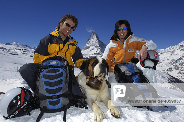Skiers and a St Bernhard dog wearing a cask of rum  Matterhorn Mountain  Zermatt  Valais or Wallis  Switzerland  Europe