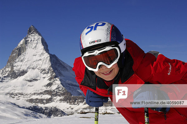 Junger Skifahrer  Kind  Matterhorn  Zermatt  Wallis  Schweiz  Europa