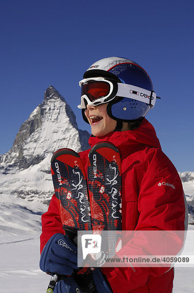 Junger Skifahrer  Kind  Matterhorn  Zermatt  Wallis  Schweiz  Europa