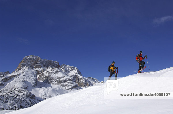 Schneeschuhwanderer auf der Plätzwiese  dahinter die Hohe Gaisl  Hochpustertal  Dolomiten  Südtirol  Italien  Europa