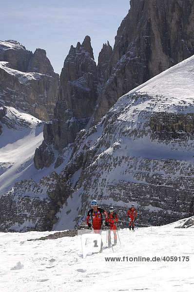 Mountaineers taking part in a race in front of the Buellelejoch Mountain Hut  Hochpustertal Valley or High Puster Valley or Alto Pusteria  Bolzano-Bozen  Dolomite Alps  Italy  Europe