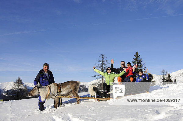 Familie im Rentierschlitten  Hochpustertal  Südtirol  Dolomiten  Italien  Europa