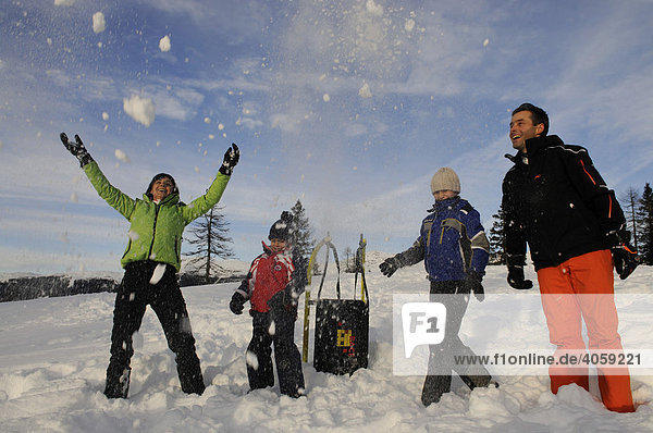 Schneeballschlacht mit Eltern und Kindern auf der Rotwand  Hochpustertal  Südtirol  Dolomiten  Italien  Europa