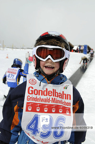 Kind beim Kinderski-Zirkus auf dem Männlichen Grindelwald Berner Alpen Schweiz Europa