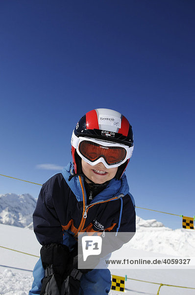 Kind beim Kinderski-Zirkus auf dem Männlichen Grindelwald Berner Alpen Schweiz Europa