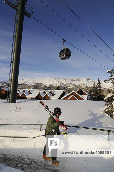 Skifahrer im Mountain Village unter der Gondel  Skigebiet Telluride  Colorado  USA