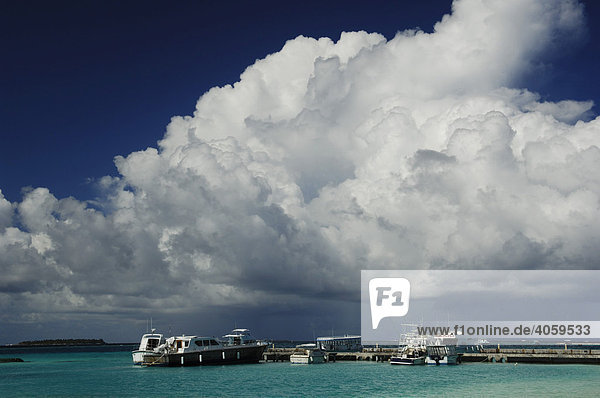 Wolkenstimmung über dem Full Moon Resort  Malediven  Indischer Ozean