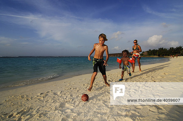 Kinder spielen Fußball im Laguna Resort  Malediven  Indischer Ozean