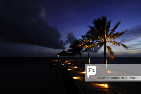 Landesteg  Palmen  Dämmerung  Laguna Resort  Malediven  Indischer Ozean