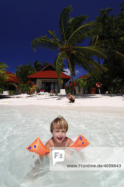Kind beim Planschen  Kurumba Resort  Malediven  Indischer Ozean
