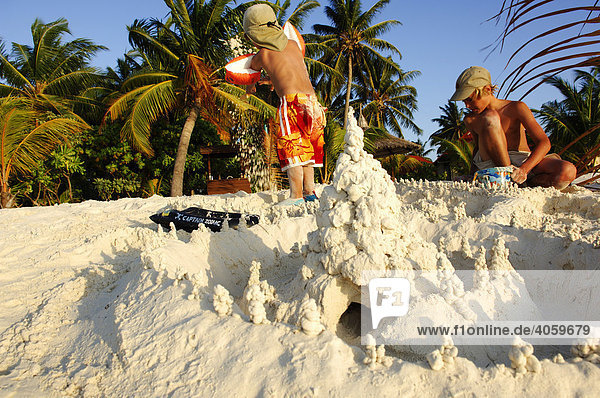 Kinder bauen am Strand eine Sandburg  Kurumba Resort  Malediven  Indischer Ozean