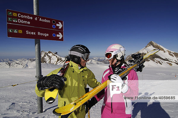 Skifahrer  Col du Pillon  Skigebiet Glacier 3000  Gstaad  Westalpen  Berner Oberland  Schweiz  Europa