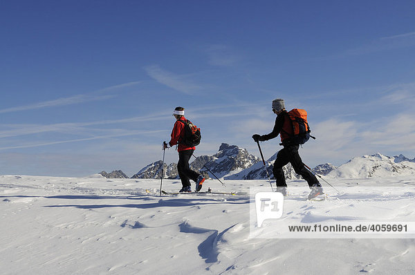 Skibergsteiger am Parwengsattel  Sankt Stephan  Zweisimmen  Saanenland  Westalpen  Berner Oberland  Schweiz  Europa