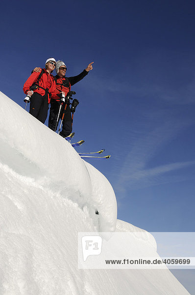 Skibergsteiger am Parwengsattel  Sankt Stephan  Zweisimmen  Saanenland  Westalpen  Berner Oberland  Schweiz  Europa
