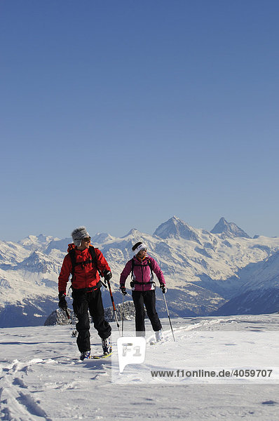 Skibergsteiger  Les Diableretes  Skigebiet Glacier 3000  Gstaad  Westalpen  Berner Oberland  Schweiz  Europa