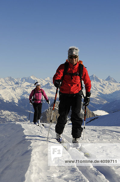 Skibergsteiger  Les Diableretes  Skigebiet Glacier 3000  Gstaad  Westalpen  Berner Oberland  Schweiz  Europa