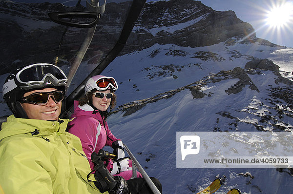 Skifahrer in der Gondel zum Scex Rouge  Col du Pillon  Skigebiet Glacier 3000  Gstaad  Westalpen  Berner Oberland  Schweiz  Europa